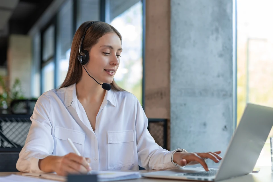 Chaleureux opérateur féminin de ligne d'assistance dans le centre d'appel