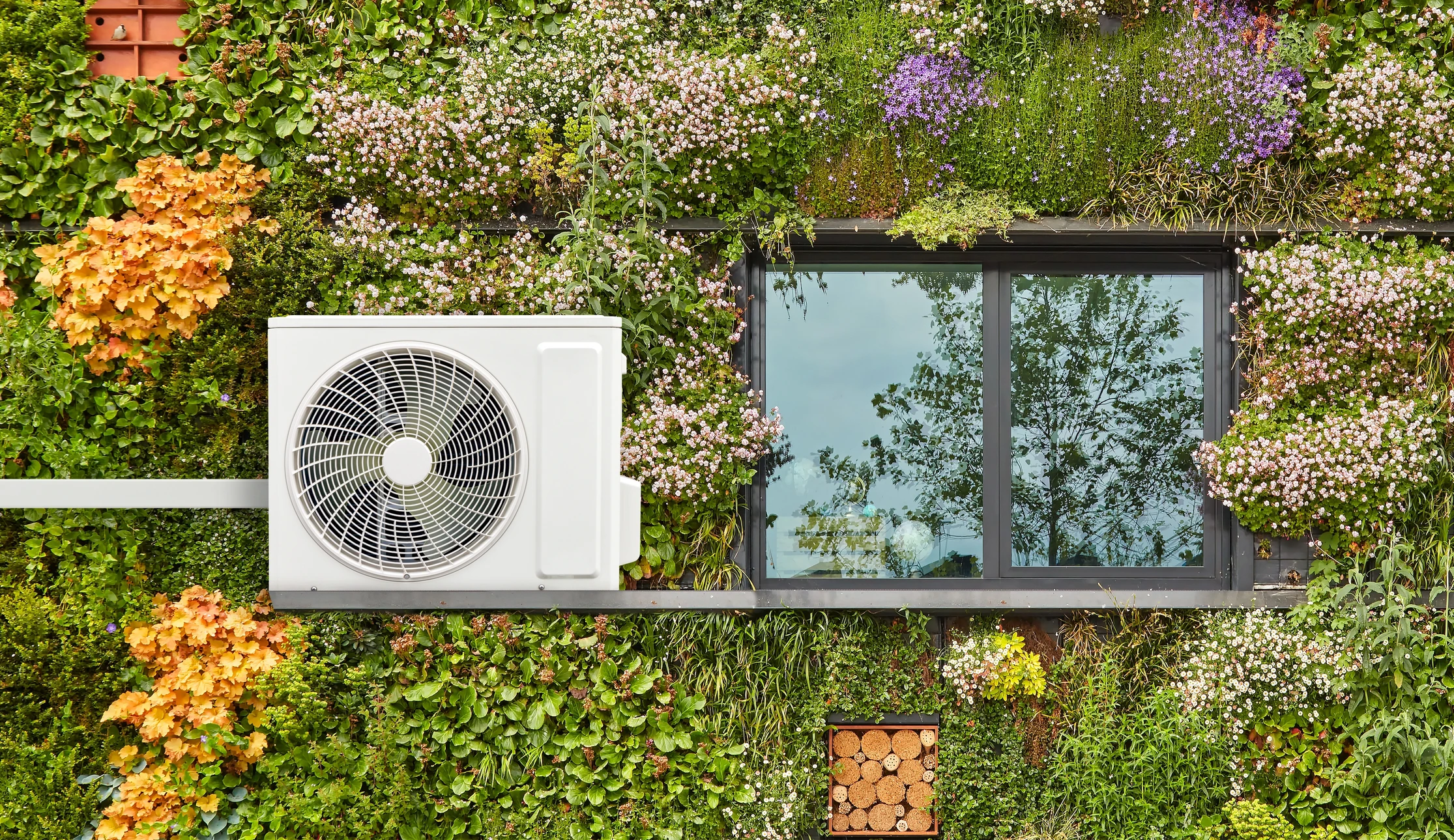 Maison r&eacute;sidentielle en briques avec toiture &eacute;quip&eacute;e de panneaux solaires photovolta&iuml;ques