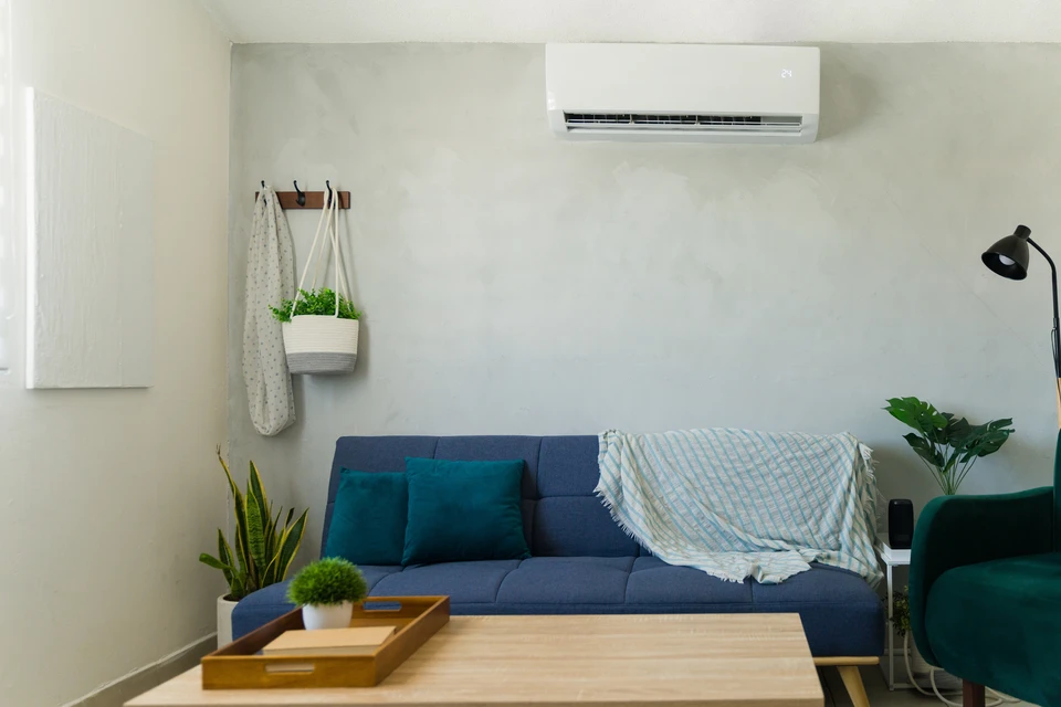 ouvrier constructeur installation d'une couverture de ventilation de l'air conditionné construction d'un bâtiment