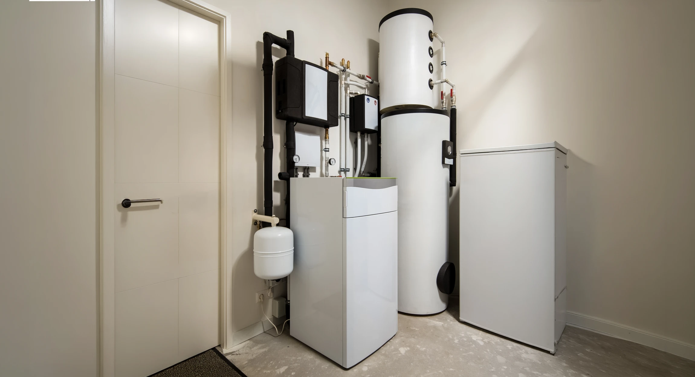 Intérieur de cave vinicole moderne avec rangée de cuves de fermentation en acier inoxydable