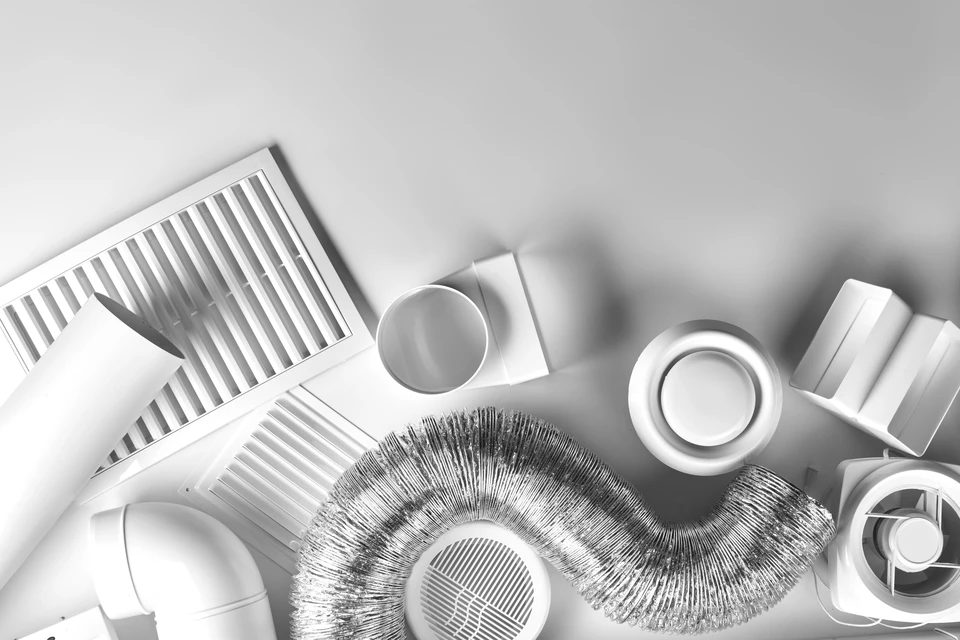 Couloir d'hôpital moderne avec double porte battante ouverte, murs blancs et sol carrelage brillant